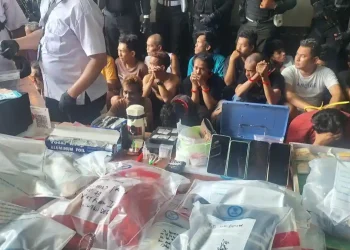 BNN bersama aparat menggerebek peredaran sabu di Berlan, Jakarta Timur. Paket hemat ditemukan dan pembeli membayar menggunakan QRIS. (Foto: Warta Kota/Miftahul Munir)