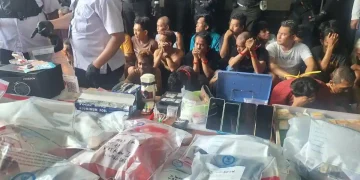 BNN bersama aparat menggerebek peredaran sabu di Berlan, Jakarta Timur. Paket hemat ditemukan dan pembeli membayar menggunakan QRIS. (Foto: Warta Kota/Miftahul Munir)