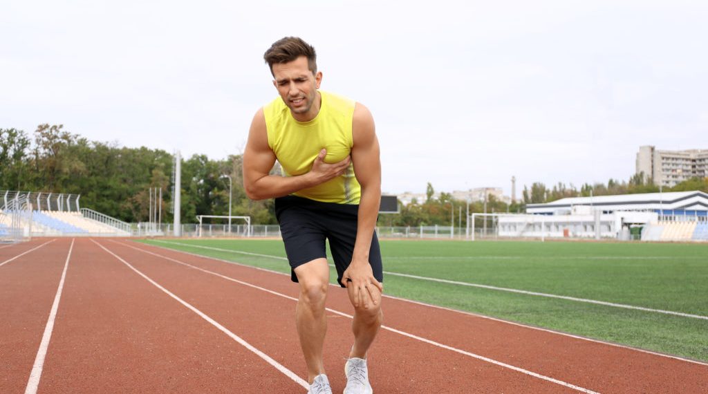 Kolaps mendadak saat olahraga bisa terjadi tanpa gejala. Dokter jantung menjelaskan penyebab dan pentingnya resusitasi jantung paru serta AED di ruang publik.