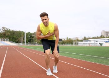 Kolaps mendadak saat olahraga bisa terjadi tanpa gejala. Dokter jantung menjelaskan penyebab dan pentingnya resusitasi jantung paru serta AED di ruang publik.