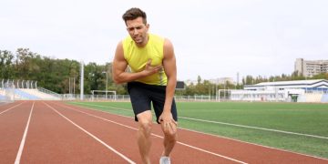 Kolaps mendadak saat olahraga bisa terjadi tanpa gejala. Dokter jantung menjelaskan penyebab dan pentingnya resusitasi jantung paru serta AED di ruang publik.