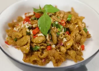 Resep Kulit Ayam Cabe Garam, camilan gurih pedas, mudah dibuat di rumah. Cocok untuk teman santai atau ide jualan praktis. (Foto: Willgoz Kitchen)