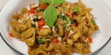 Resep Kulit Ayam Cabe Garam, camilan gurih pedas, mudah dibuat di rumah. Cocok untuk teman santai atau ide jualan praktis. (Foto: Willgoz Kitchen)