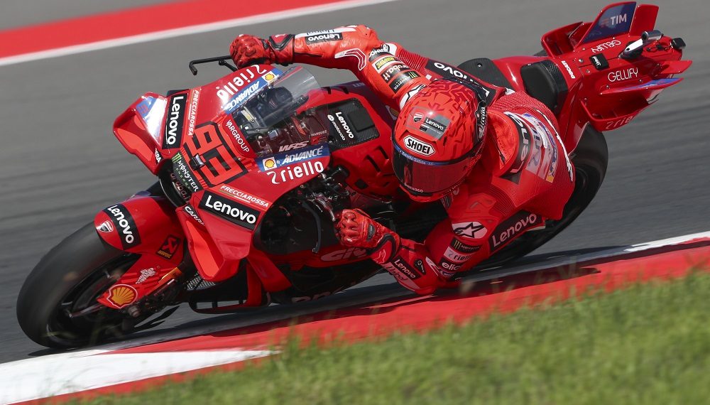 Marc Marquez absen di tes Valencia akibat cedera bahu, namun yakin Alex dan Bagnaia mampu mengembangkan Ducati GP26 untuk MotoGP 2026. (Foto: cyclenews.com)