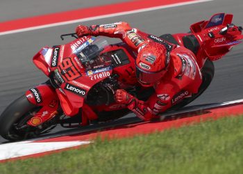 Marc Marquez absen di tes Valencia akibat cedera bahu, namun yakin Alex dan Bagnaia mampu mengembangkan Ducati GP26 untuk MotoGP 2026. (Foto: cyclenews.com)