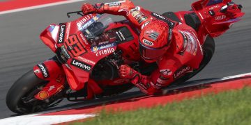 Marc Marquez absen di tes Valencia akibat cedera bahu, namun yakin Alex dan Bagnaia mampu mengembangkan Ducati GP26 untuk MotoGP 2026. (Foto: cyclenews.com)