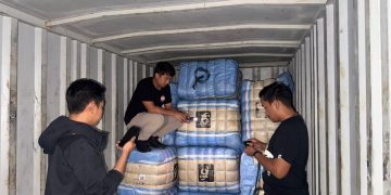 Polda Metro Jaya membongkar sindikat pakaian bekas impor ilegal di Jakarta Timur, menyita 207 bal pakaian dan amankan pelaku serta barang bukti. (Foto: Dok. Polda Metro Jaya)