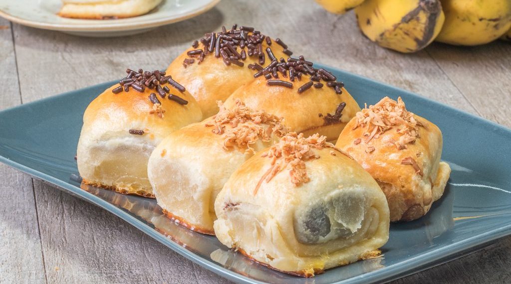 Resep pisang bolen homemade renyah berlapis tanpa korsvet. Cukup pakai margarin biasa, tetap lembut manis dan anti gagal. Cocok untuk camilan keluarga. (Foto: tastemade)