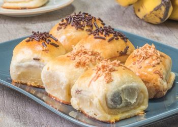 Resep pisang bolen homemade renyah berlapis tanpa korsvet. Cukup pakai margarin biasa, tetap lembut manis dan anti gagal. Cocok untuk camilan keluarga. (Foto: tastemade)