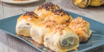 Resep pisang bolen homemade renyah berlapis tanpa korsvet. Cukup pakai margarin biasa, tetap lembut manis dan anti gagal. Cocok untuk camilan keluarga. (Foto: tastemade)
