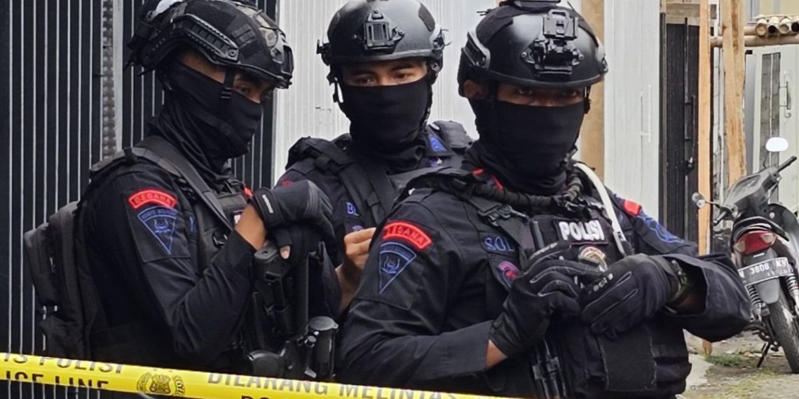 Densus 88 menangkap lima perekrut anak dan pelajar untuk jaringan terorisme. Salah satu pelaku merupakan pemain lama yang kembali beraksi usai bebas. (Foto: Antara)