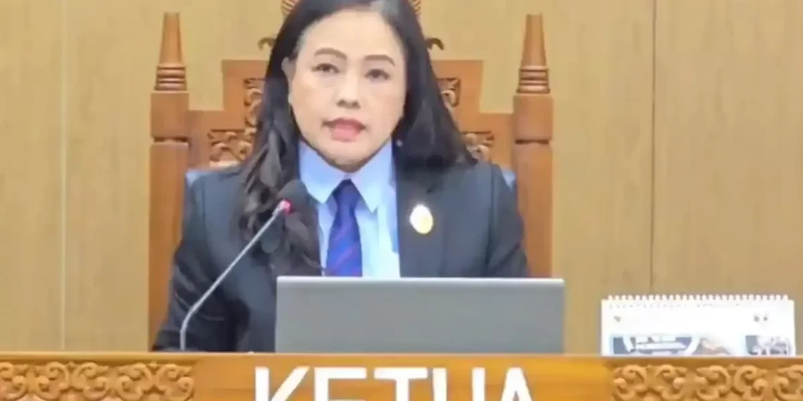 Rospita Vici Paulyn, komisioner KIP RI dan ketua sidang sengketa ijazah Jokowi, memprotes UGM terkait berkas resmi. (Foto: X/Komisi Informasi Pusa RI)