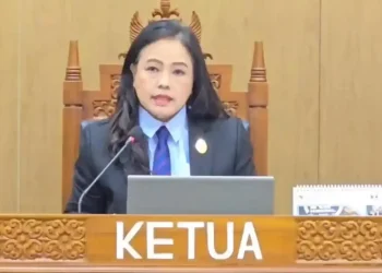 Rospita Vici Paulyn, komisioner KIP RI dan ketua sidang sengketa ijazah Jokowi, memprotes UGM terkait berkas resmi. (Foto: X/Komisi Informasi Pusa RI)