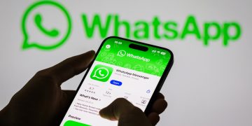 WhatsApp mengembangkan fitur baru mirip DM Instagram untuk menyaring pesan dari nomor tidak dikenal dan menjaga privasi pengguna. (Foto: Getty Images)