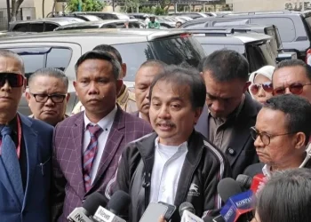 Roy Suryo menanggapi santai pencekalan ke luar negeri terkait kasus tudingan ijazah Jokowi. Ia menyebut seluruh bahan untuk bukunya sudah lengkap. (Foto: ANTARA/Ilham Kausar)
