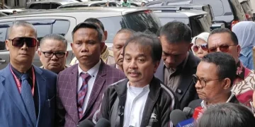 Roy Suryo menanggapi santai pencekalan ke luar negeri terkait kasus tudingan ijazah Jokowi. Ia menyebut seluruh bahan untuk bukunya sudah lengkap. (Foto: ANTARA/Ilham Kausar)