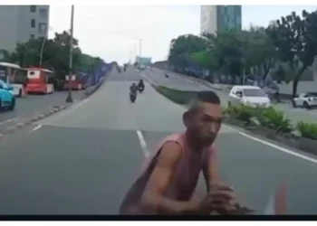 Viral video pria menabrakkan diri ke mobil di Tanah Abang. Polisi memastikan pelaku alami gangguan kejiwaan. Simak penjelasan lengkapnya di sini. (Foto: Tangkapan Layar)