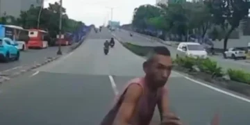 Viral video pria menabrakkan diri ke mobil di Tanah Abang. Polisi memastikan pelaku alami gangguan kejiwaan. Simak penjelasan lengkapnya di sini. (Foto: Tangkapan Layar)