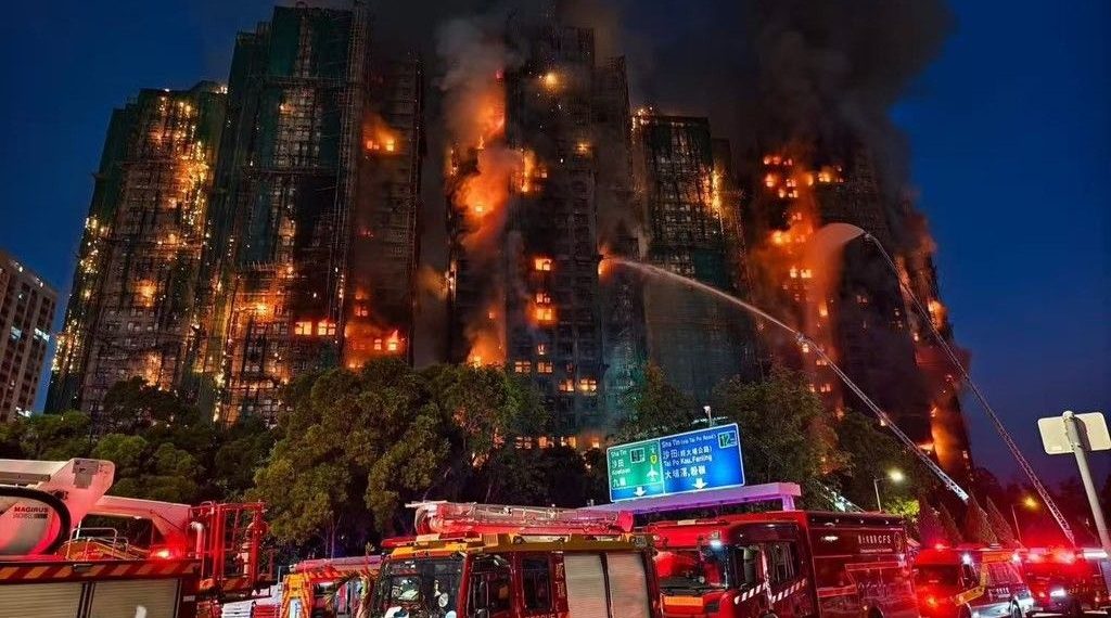 Kebakaran mematikan di Hong Kong menelan banyak korban jiwa. Investigasi menyebut perancah bambu dan bahan mudah terbakar sebagai faktor pemicu.