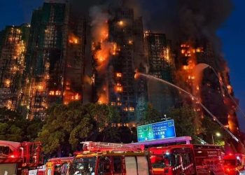Kebakaran mematikan di Hong Kong menelan banyak korban jiwa. Investigasi menyebut perancah bambu dan bahan mudah terbakar sebagai faktor pemicu.