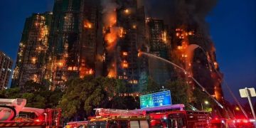 Kebakaran mematikan di Hong Kong menelan banyak korban jiwa. Investigasi menyebut perancah bambu dan bahan mudah terbakar sebagai faktor pemicu.
