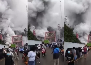 Kepulan asap panas dari letusan sekunder Semeru membuat pengendara di Gladak Perak panik dan berlarian menjauh. Petugas melakukan buka tutup jembatan. (Foto: idncitizen.com)