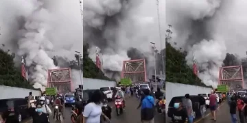 Kepulan asap panas dari letusan sekunder Semeru membuat pengendara di Gladak Perak panik dan berlarian menjauh. Petugas melakukan buka tutup jembatan. (Foto: idncitizen.com)