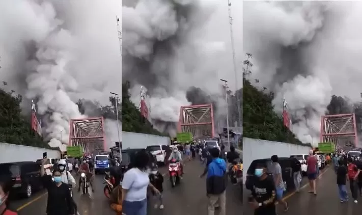 Kepanikan Pengendara Saat Asap Panas Semeru Muncul di Gladak Perak Kepulan asap panas dari letusan sekunder Semeru membuat pengendara di Gladak Perak panik dan berlarian menjauh. Petugas melakukan buka tutup jembatan. (Foto: idncitizen.com)