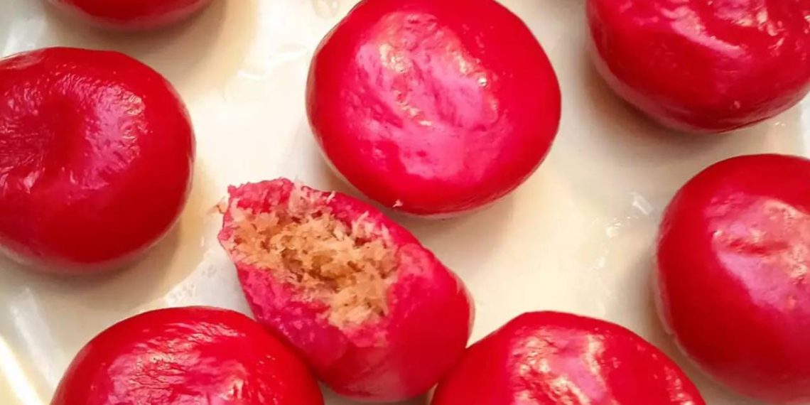 Resep Kue Bugis Merah manis gurih dan kenyal, camilan tradisional simpel untuk teman ngeteh sore. Praktis, hemat, dan pasti bikin kangen kampung halaman. (Foto: Cookpad)