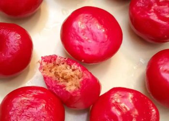 Resep Kue Bugis Merah manis gurih dan kenyal, camilan tradisional simpel untuk teman ngeteh sore. Praktis, hemat, dan pasti bikin kangen kampung halaman. (Foto: Cookpad)