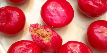 Resep Kue Bugis Merah manis gurih dan kenyal, camilan tradisional simpel untuk teman ngeteh sore. Praktis, hemat, dan pasti bikin kangen kampung halaman. (Foto: Cookpad)