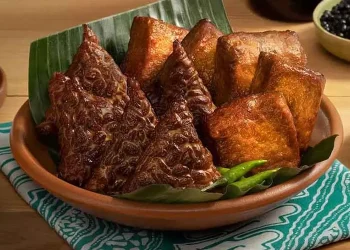 Resep Tahu Tempe Bacem manis gurih yang mudah dibuat, hemat, dan cocok untuk lauk harian. Praktis dan enak, dijamin bikin nambah nasi terus!