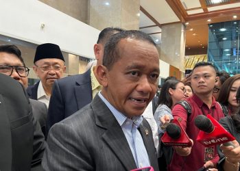 Menteri ESDM Bahlil Lahadalia menambah dana Rp4,3 triliun untuk PLN guna menjalankan program listrik desa dan penyambungan listrik gratis. (Foto: Antara)