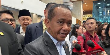 Menteri ESDM Bahlil Lahadalia menambah dana Rp4,3 triliun untuk PLN guna menjalankan program listrik desa dan penyambungan listrik gratis. (Foto: Antara)