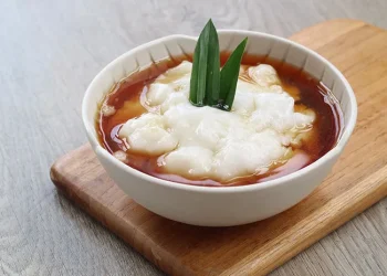 Bubur Sumsum Pandan — resep sarapan sederhana, harum pandan, tekstur lembut, dan kinca gula merah manis; praktis dibuat di rumah untuk 2 porsi. (Foto: Halodoc)