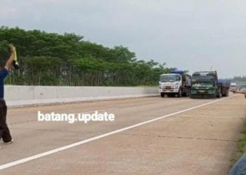 Video viral bocah menghentikan mobil di Tol Batang-Semarang bikin heboh. Jasamarga dan polisi langsung bertindak untuk mencegah kejadian berbahaya. (Foto: Instagram @batang.update)