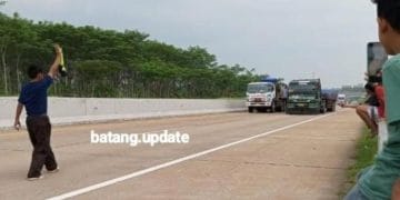 Video viral bocah menghentikan mobil di Tol Batang-Semarang bikin heboh. Jasamarga dan polisi langsung bertindak untuk mencegah kejadian berbahaya. (Foto: Instagram @batang.update)
