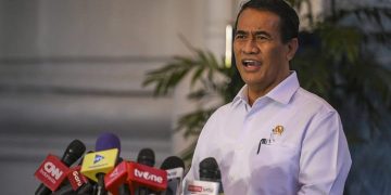 Menteri Pertanian Amran bertemu Walkot Sabang dan Batam membahas temuan beras ilegal serta menyiapkan dukungan pertanian, hortikultura, dan industri kakao. (Foto: ANTARA FOTO/Hafidz Mubarak)