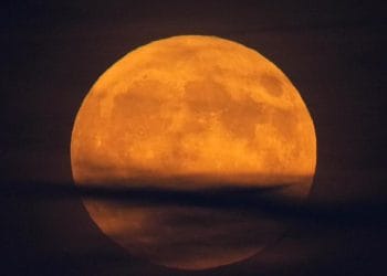 Fenomena langit November 2025 akan menampilkan dua hujan meteor, supermoon, dan Uranus pada jarak terdekatnya dengan Bumi. (Foto: AP/Petros Karadjias)
