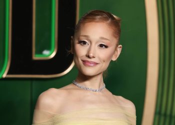 Ariana Grande mengumumkan positif Covid-19 saat tur promosi Wicked: For Good, dan membatalkan beberapa sesi wawancara penting. (Foto: Neil Mockford/WireImage)