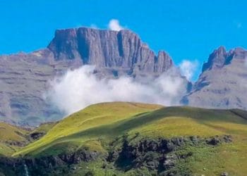 Lesotho menjadi negara tertinggi di dunia dengan seluruh wilayah berada di atas 1.400 meter. Pemandangannya menakjubkan, seolah berada di atas awan. (Foto: Voi)