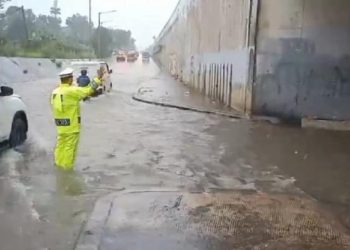Tiga ruas jalan di Jakarta terendam banjir akibat hujan deras. BPBD DKI memantau lokasi dan mengimbau warga tetap waspada. (Foto: iNews)