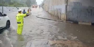 Tiga ruas jalan di Jakarta terendam banjir akibat hujan deras. BPBD DKI memantau lokasi dan mengimbau warga tetap waspada. (Foto: iNews)