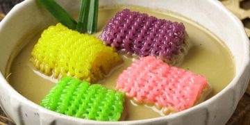 Resep Putu Mayang Kuah Gula Jahe lembut dan harum jahe. Jajanan nostalgia dengan kuah hangat manis gurih, cocok untuk sarapan keluarga dan sajian spesial.