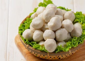 Cara membuat bakso ikan yang kenyal dan putih bersih ala restoran. Resep mudah tanpa pengawet, hanya 45 menit dan lebih sehat untuk keluarga. (Foto: Shutterstock)