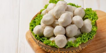 Cara membuat bakso ikan yang kenyal dan putih bersih ala restoran. Resep mudah tanpa pengawet, hanya 45 menit dan lebih sehat untuk keluarga. (Foto: Shutterstock)