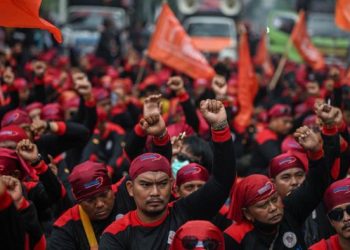 Massa buruh menggelar aksi besar di sekitar Istana dan DPR menolak kenaikan upah minimum. Mereka membawa tiga opsi tuntutan yang siap dinegosiasikan. (Foto: AFP/Mistar)