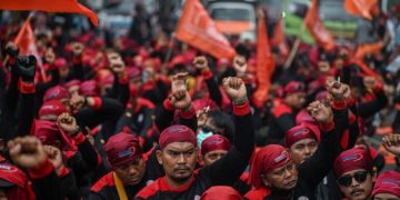 Massa buruh menggelar aksi besar di sekitar Istana dan DPR menolak kenaikan upah minimum. Mereka membawa tiga opsi tuntutan yang siap dinegosiasikan. (Foto: AFP/Mistar)