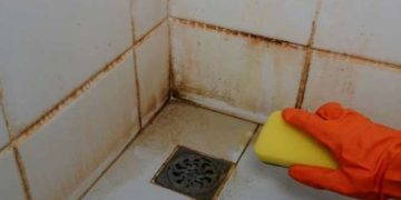 Pelajari cara menghilangkan noda kuning di lantai kamar mandi menggunakan bahan dapur yang aman dan mudah ditemukan untuk hasil yang lebih bersih. (Foto: RRI.co.id)