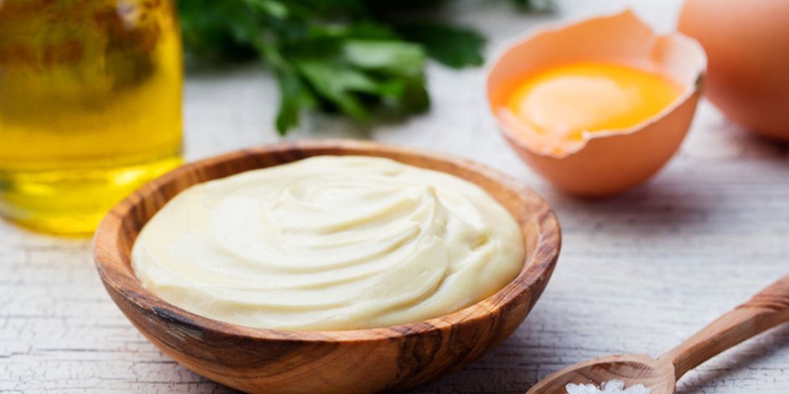 Temukan bahan pengganti mayones sehat seperti Greek yogurt, alpukat, sour cream, dan tahu yang tetap creamy dan lezat untuk berbagai hidangan. (Foto: iStock)